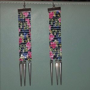 Dangle earrings with flower design
